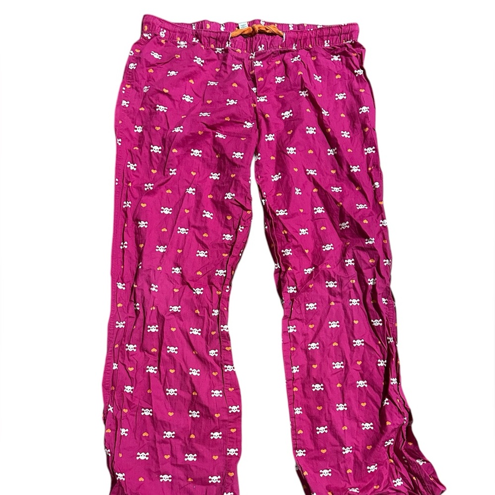 Old Navy women’s pajama pants vintage. Skulls and hearts pattern.